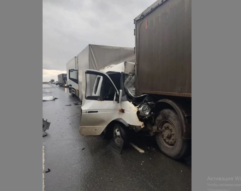 Два большегруза сплющили Газельку с человеком внутри