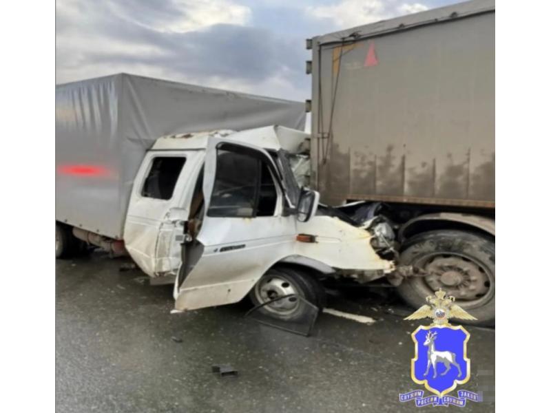 Водитель зажатой большегрузами Газельки пострадал из-за чужой ошибки