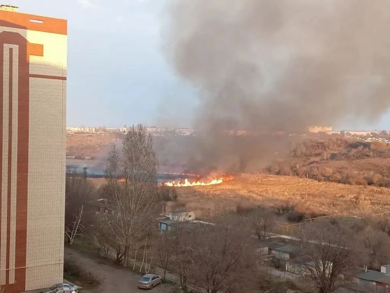 В Сызрани пламя подбирается к гаражам