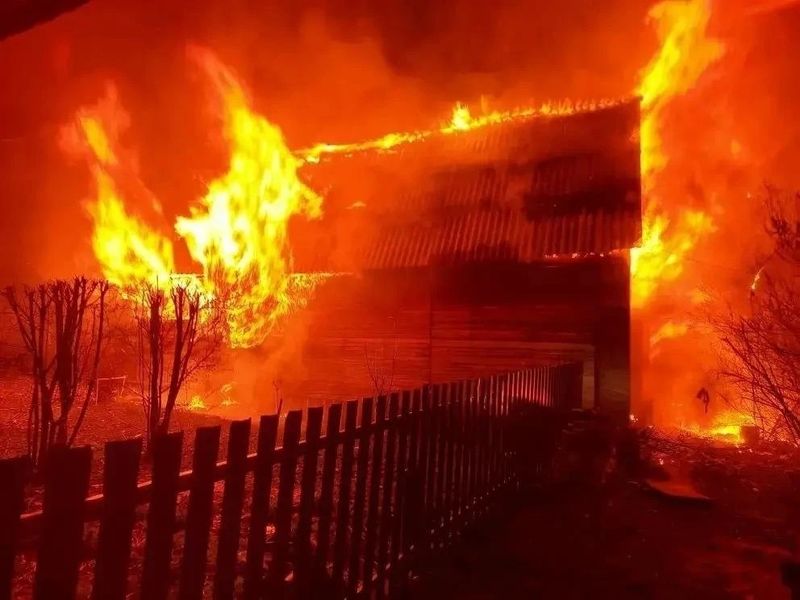 Опубликованы фото крупного пожара в Октябрьске - останки дома тушили несколько часов