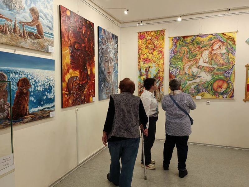 «Заслужила, заработала, смогла!» Эмоционально и нестандартно прошло в Сызрани открытие выставки «Феи красок»