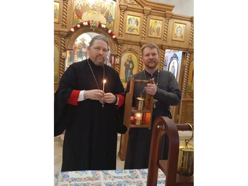 Благодатный огонь прибыл из Иерусалима в Сызрань - жители могут взять его частицу домой