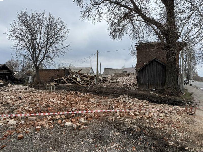 На троих 312 лет: в Сызрани на улице Набережной идет снос сразу трех аварийных домов