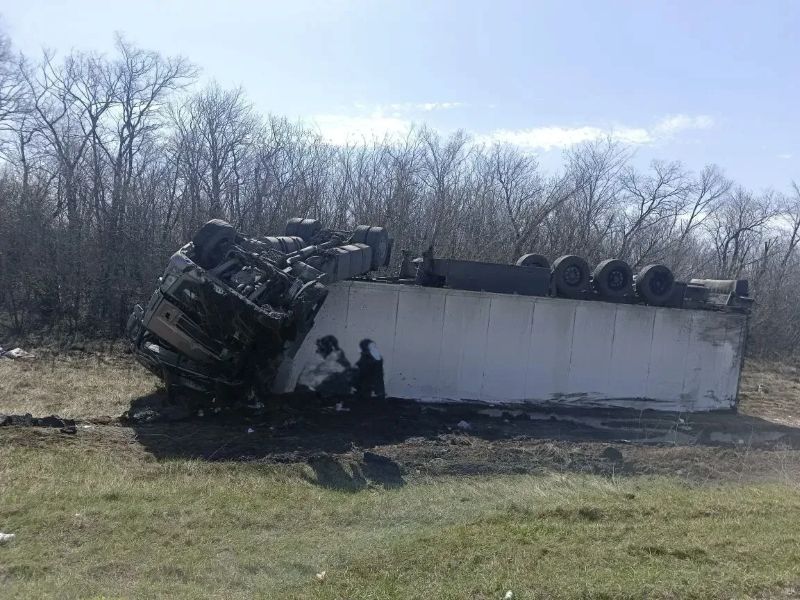 К многотонному «перевертышу» на трассе М-5 «Урал» в Сызранском районе стянулись службы