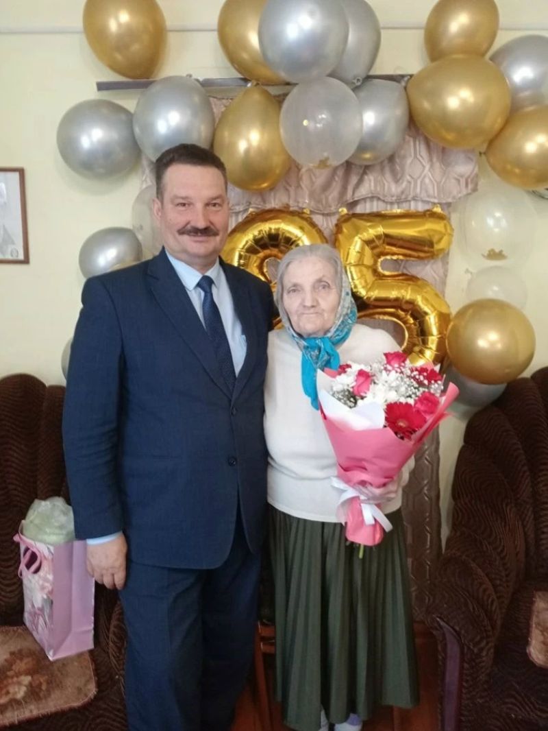 Глава Шигонского района поздравил с юбилеем очень уважаемого человека