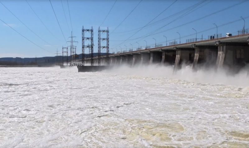 Зрелищно, но опасно: на Жигулевской ГЭС продолжается сброс воды