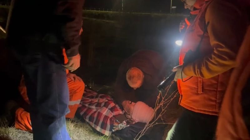 Участник группы «Лиза Алерт» ночью заметил в болоте розовую шапочку - и спас женщину