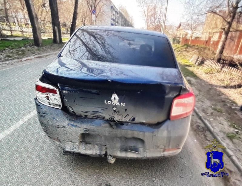 Зазевавшийся водитель Газели так «боднул» иномарку, что ее водителю потребовалась помощь врачей