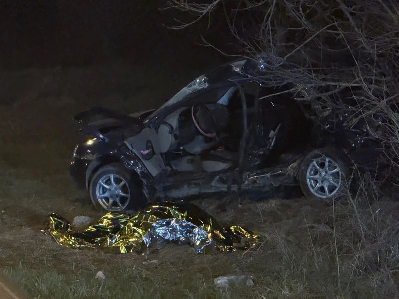 Ребенок и женщина погибли в легковом авто, на скорости врезавшемся в грузовик