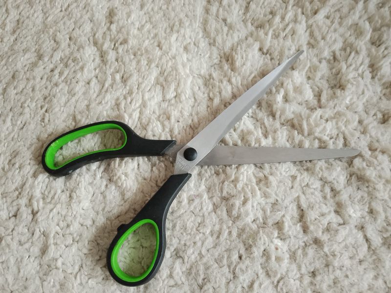 Мальчик вырезал поделку - и ножницы сорвались и попали в глаз