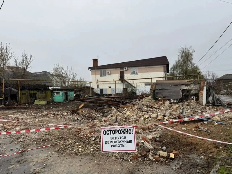 Тяжелая техника на улице Набережной сравняла с землей еще один аварийный дом