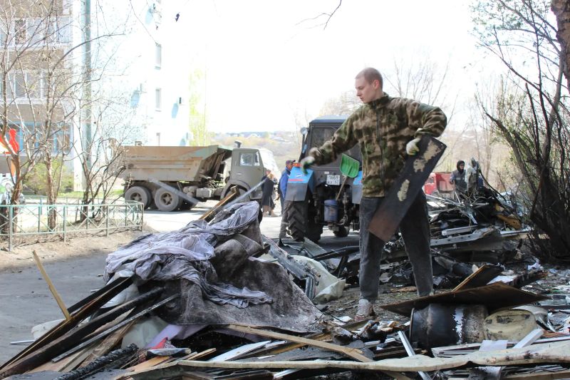 Жители Юго-Западного района вышли на уборку после атаки БПЛА