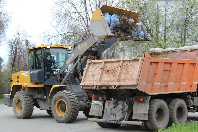 Вывезенный с улиц Сызрани мусор можно измерять «кубами», можно - сразу КАМАЗами