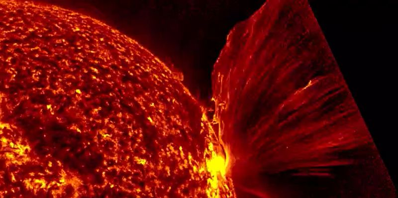 Бац, бац - и мимо: Солнце дважды выстрелило в космос раскаленной плазмой и оба раза «промазало»