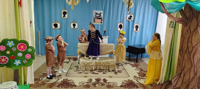 Кот рухнул с дуба, ёлка стала кактусом, деньги превратились в конфеты, а дети - в звезд сцены - и всё произошло в одном детсаду Сызрани