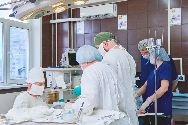 В Самарской области больному мальчику-футболисту провели сложную операцию и «затормозили» рост ноги