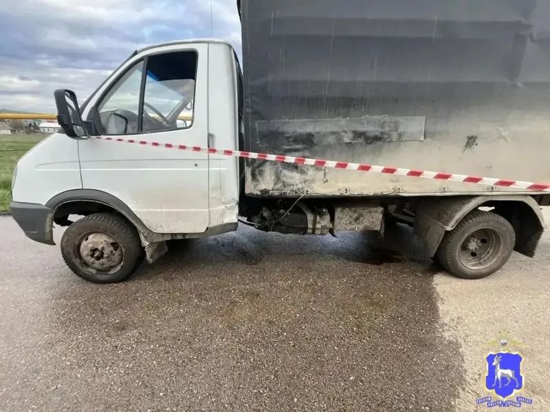 Ребенок 11 лет носился по дорогам на питбайке и не смог увернуться от грузовика: на месте гибели мальчика работает полиция