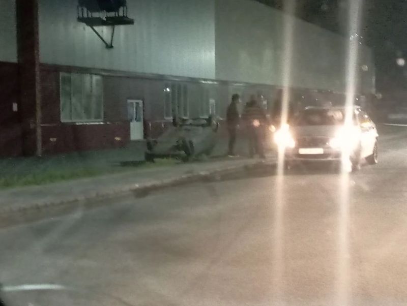 У гипермаркета в Сызрани перевернулся автомобиль