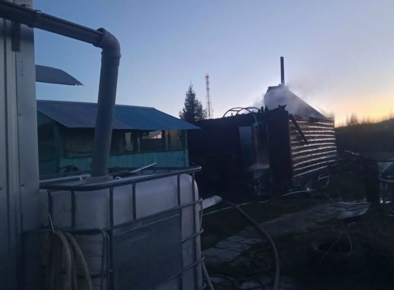 В Сызранском районе больше двух часов тушили баню из сруба