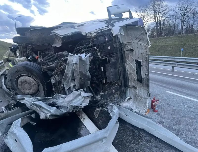Кабина в хлам: пожарные‑спасатели оперативно устранили последствия ДТП на трассе в Шигонском районе
