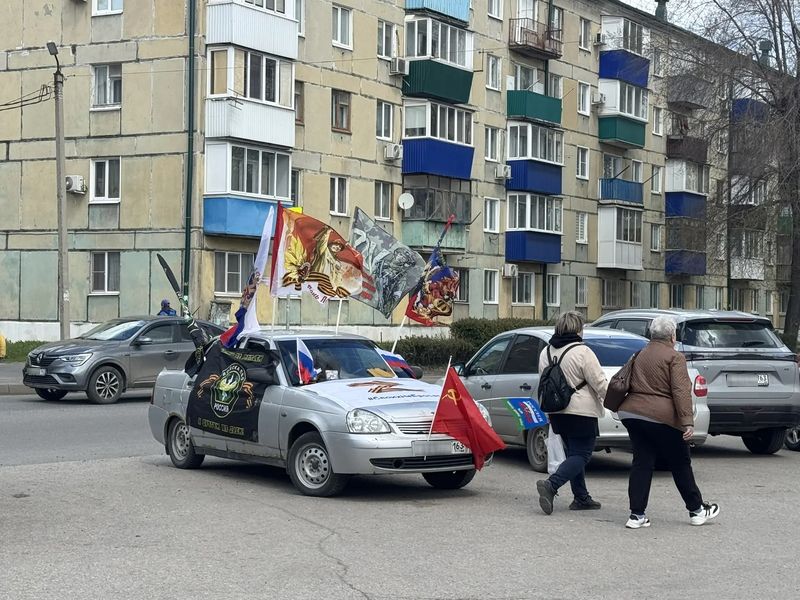 «Спасибо деду за Победу»: в Сызрани торгуют знаменами