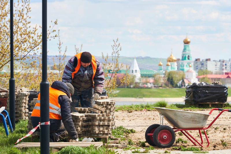 Рабочие демонтируют плитку у стелы комсомольцев в Сызрани