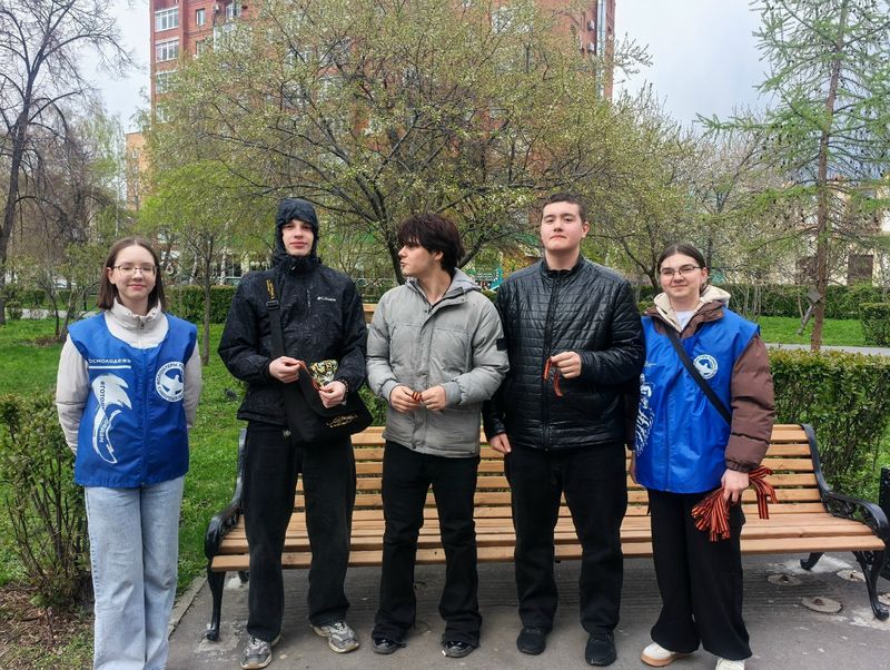 Ниже пояса - нельзя: молодые волонтеры объясняли жителям Сызрани, как носить символ Победы