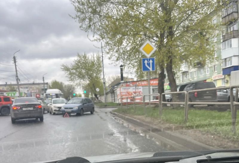 В праздничный день у «Русского рынка» в Сызрани два автомобиля перегородили дорогу