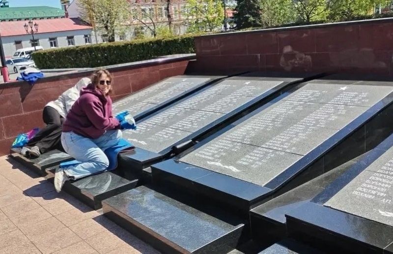 Жители Сызрани обновили надписи на братских захоронениях мемориального комплекса