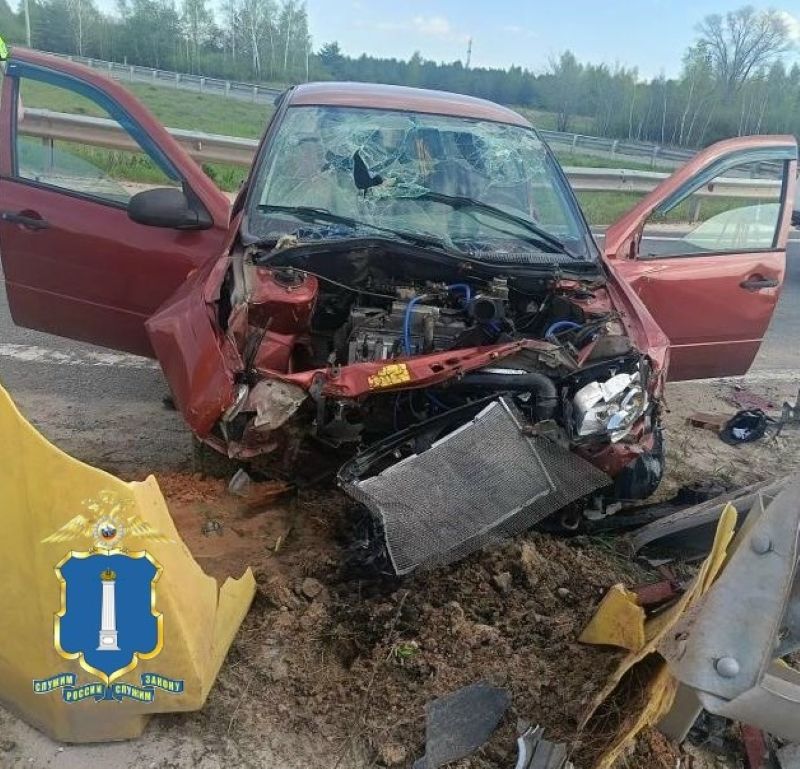 Машина в хлам: на трассе М-5 водитель на скорости въехал в отбойник
