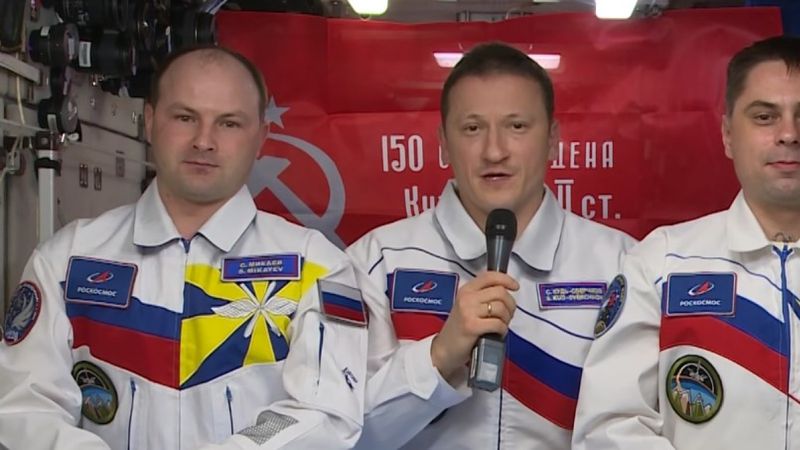 Жителей России дважды поздравили с Днем Победы из космоса