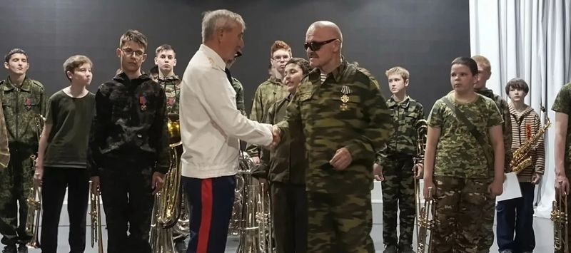 Заслуги руководителя детского казачьего оркестра Виктора Осипова были вознаграждены сызранскими казаками