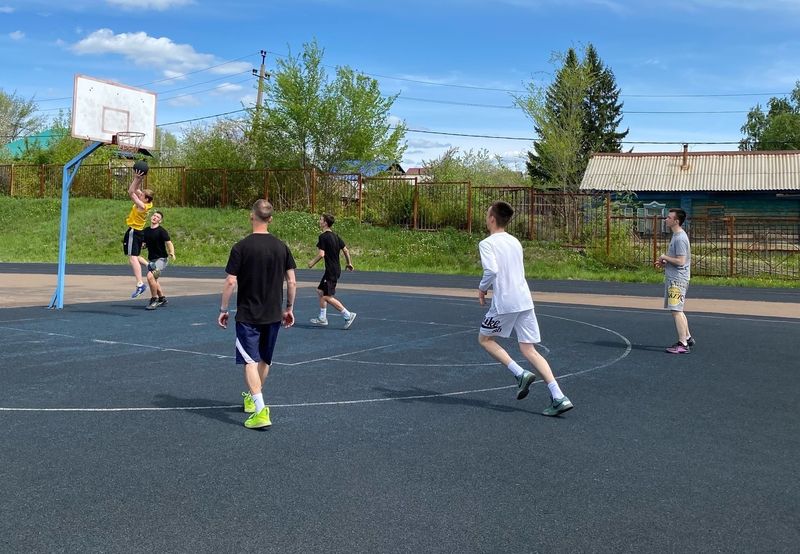 Спортсмены в Октябрьске устроили турнир по «альтернативному», уличному баскетболу