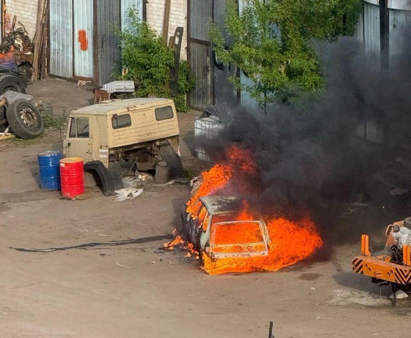 В Сызрани автомобиль за минуты превратился в полыхающий костер