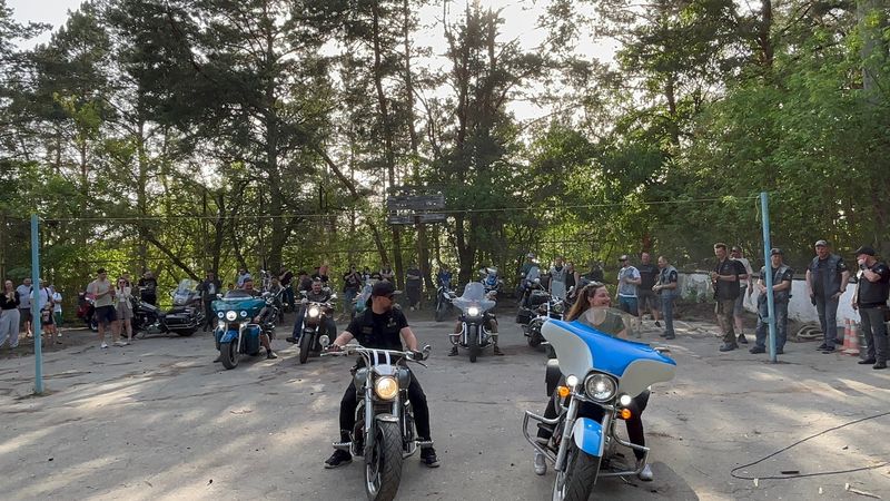 Байкеры Сызрани под фотокамерами шумно и ярко открыли мотосезон
