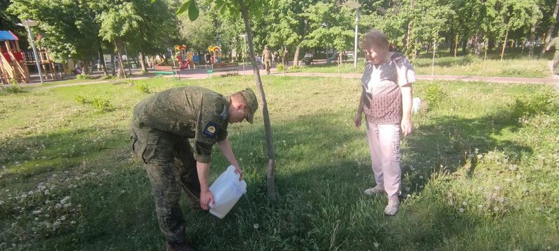 Курсанты СВВАУЛ помогли жителям Сызрани спасти от жары сквер с общей историей