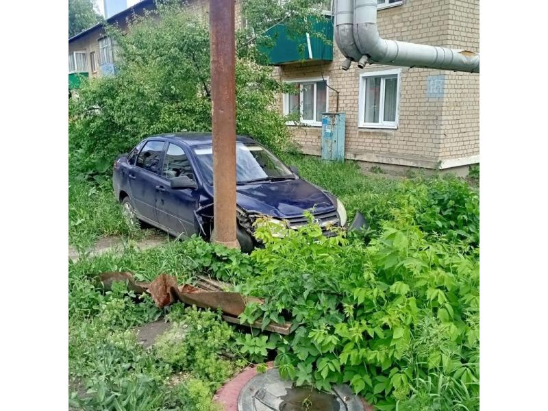 Авто в траве, ребенок в больнице: в Октябрьске Granta затормозила об столб