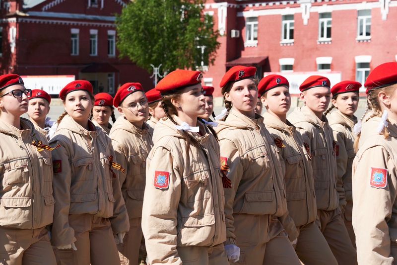 Сегодня праздник встречает молодежь в красно-алых беретах, она - особая гордость Сызрани