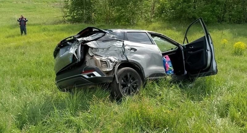 От удара китайскую легковушку отбросило на несколько метров от дороги