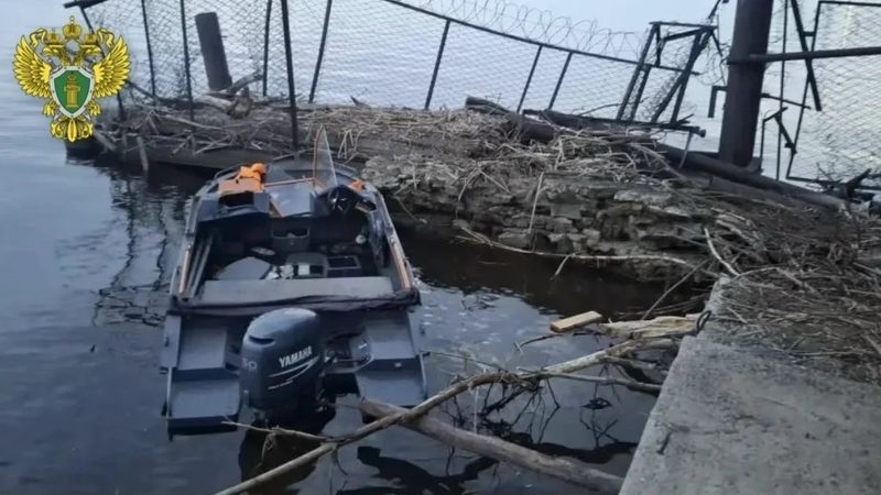 В темноте катер с девушками на борту на скорости влетел в бетонный пирс Чистополя