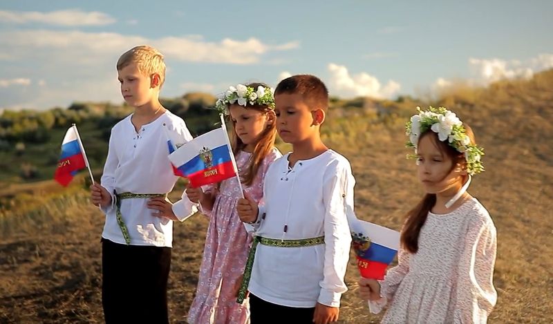 О родной России песня льется: маленькие звездочки из Сызрани снялись в клипе ко Дню защиты детей - смотреть всем