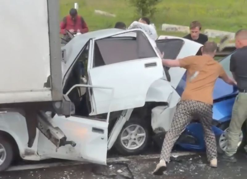 Очевидцы пытались растащить зажатые автомобили на трассе М-5 в Сызранской районе