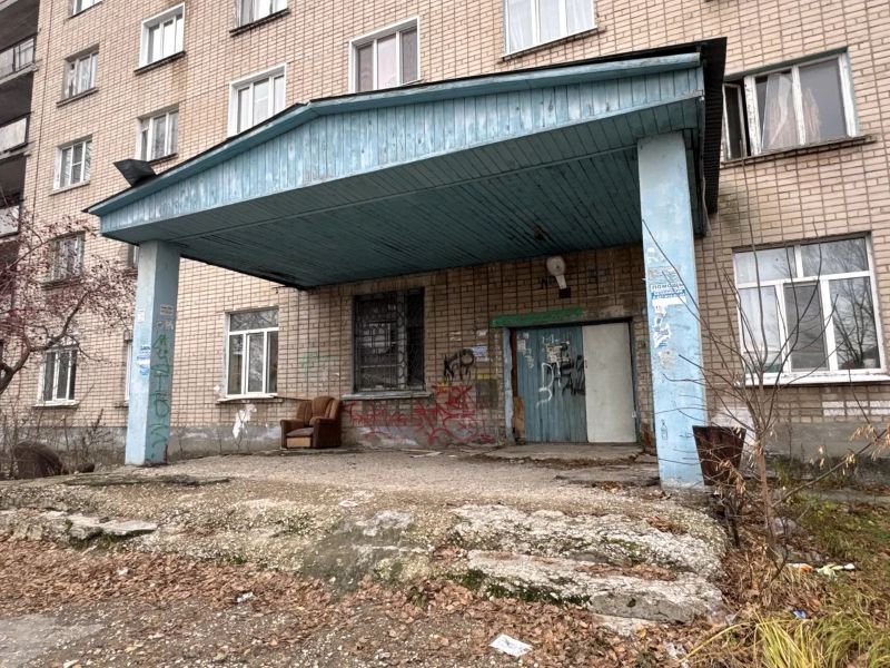 В бывшем общежитии в Сызрани горит комната