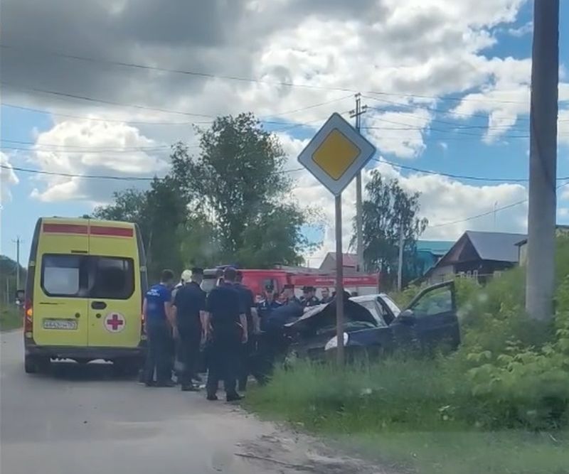 «Это как?» На дороге к кладбищу в Сызрани автомобиль за секунду потерял форму от удара