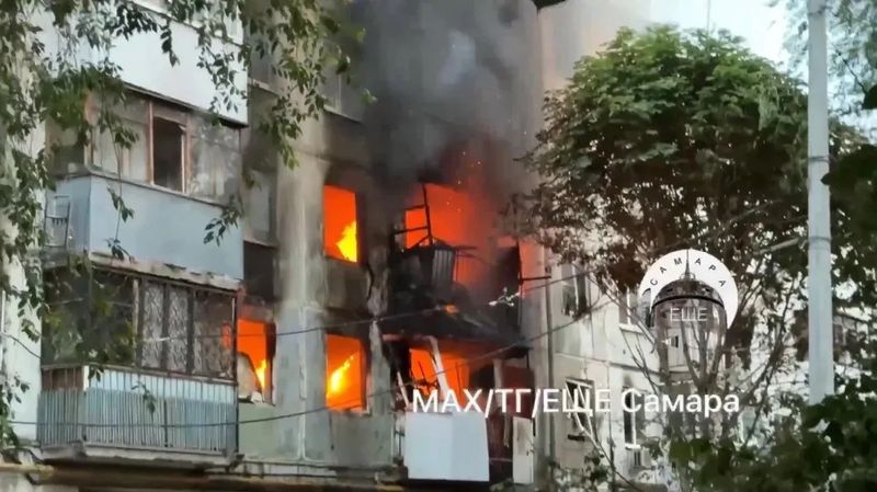 Пожар перекинулся в квартиры жильцов с первого этажа - что происходит в горящем доме в Самаре
