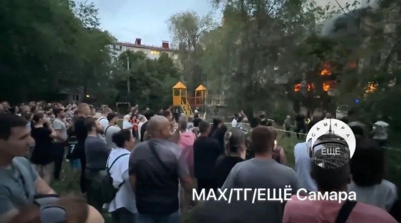 Эвакуированных из горящего дома людей разместили на ночлег