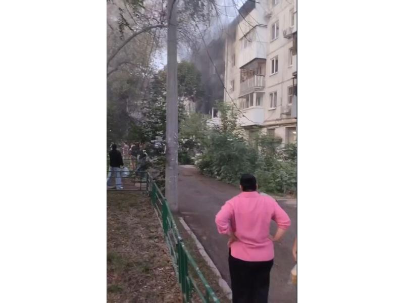 В Самаре из окон нескольких квартир дома идет дым, жильцы сообщают о звуке взрыва