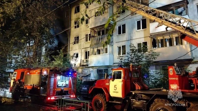 В МЧС сообщили новые данные о крупном пожаре в многоквартирном доме в Самаре - на месте до сих пор работают службы