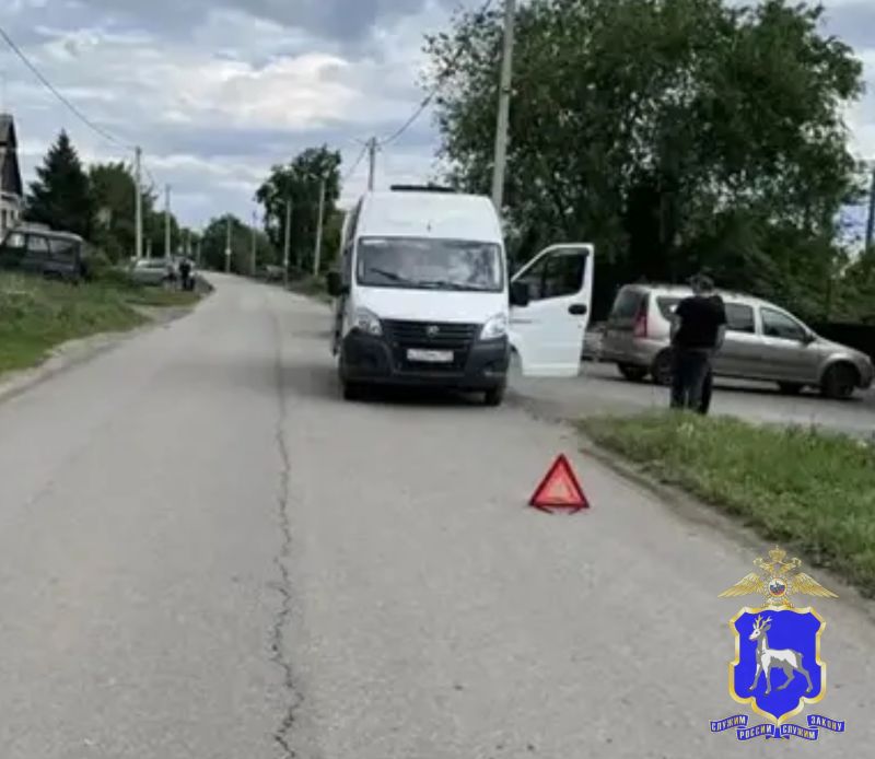 Ребенок на велосипеде просто вылетел под колеса автомобиля