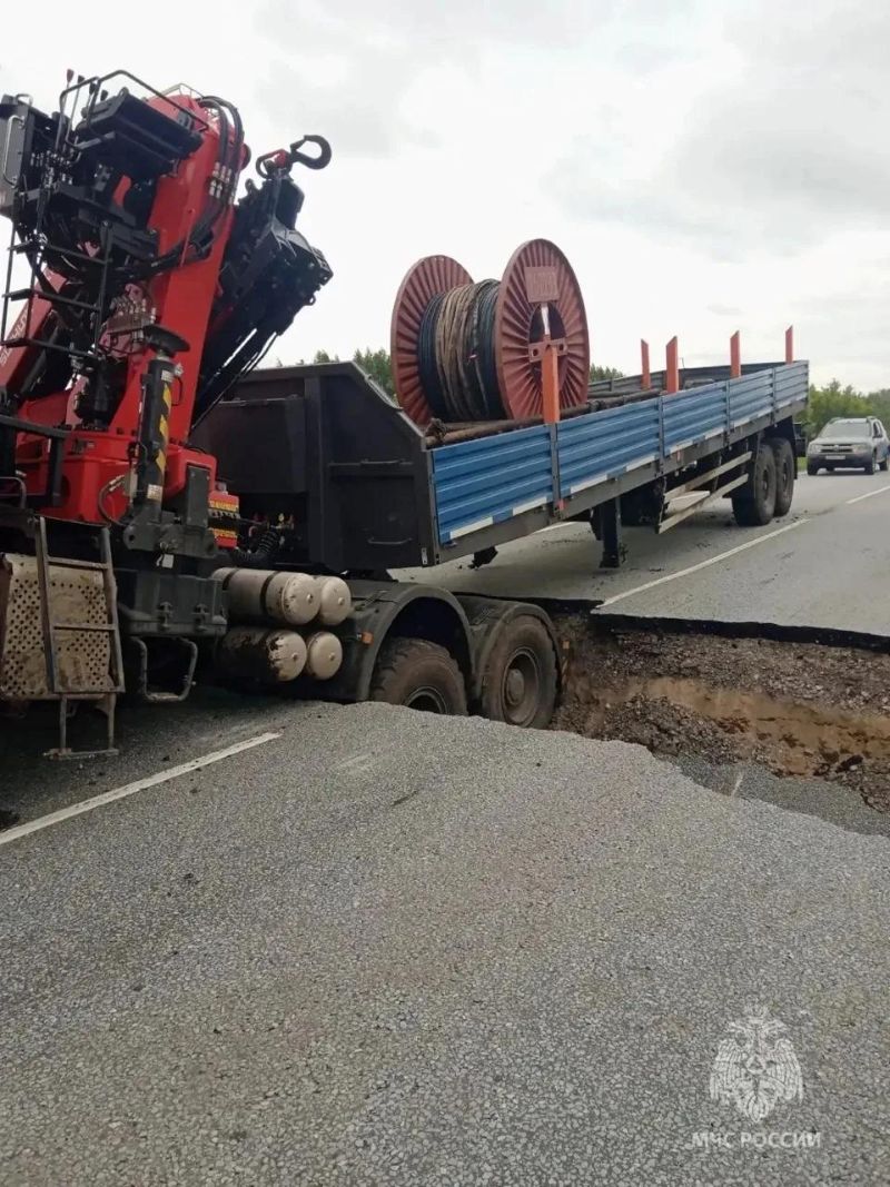 На участке трассы М-5 прекращено движение из-за размыва дорожного полотна